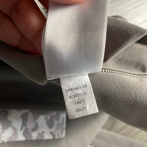 Athleta‎ Salutation Stash Pocket II Serene 7/8 Leggings - Picture 4 of 7